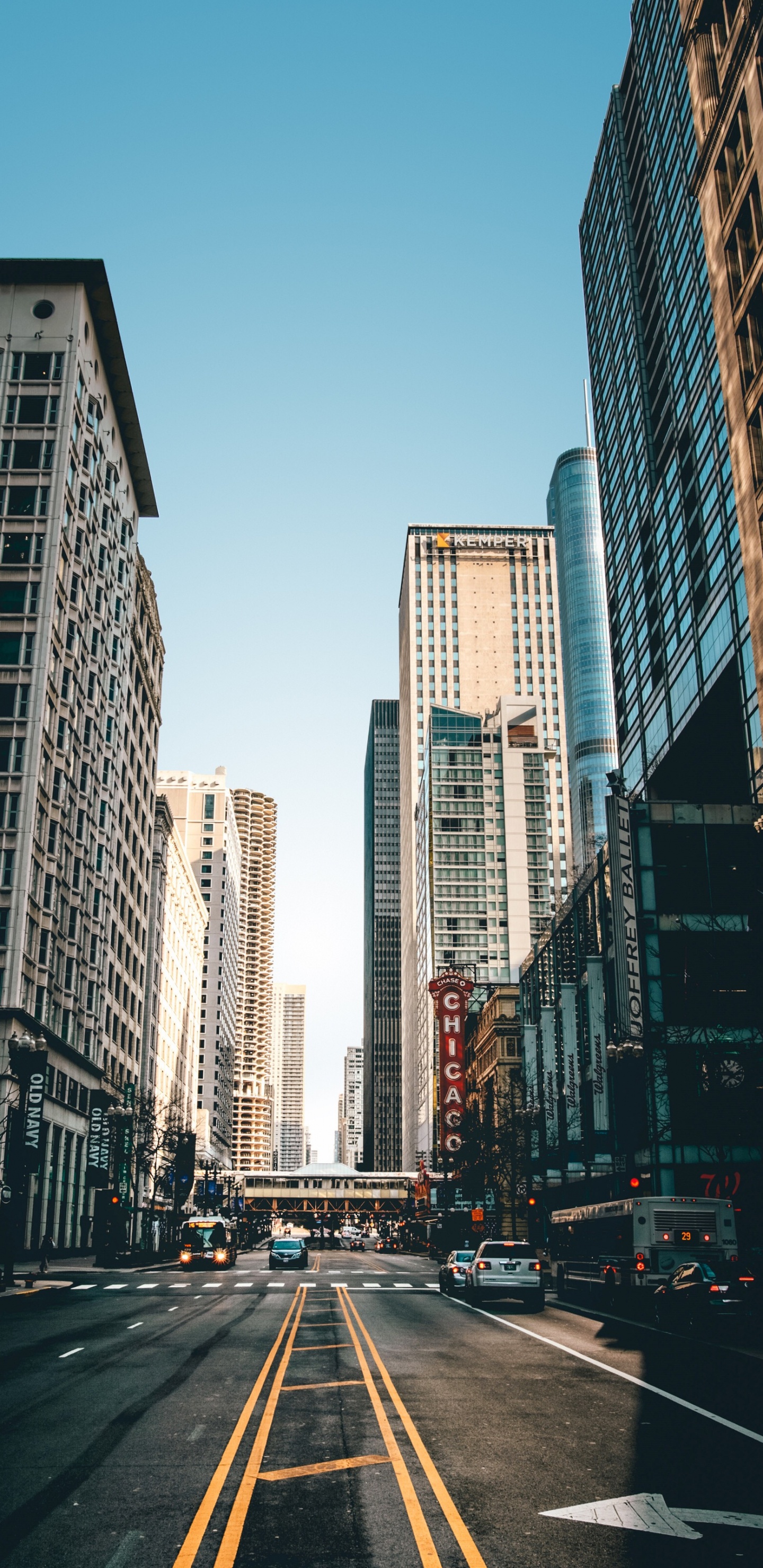 Обои Международный Аэропорт ОХэйр, небоскреб, здание, дневное время, легковые автомобили в разрешении 1440x2960