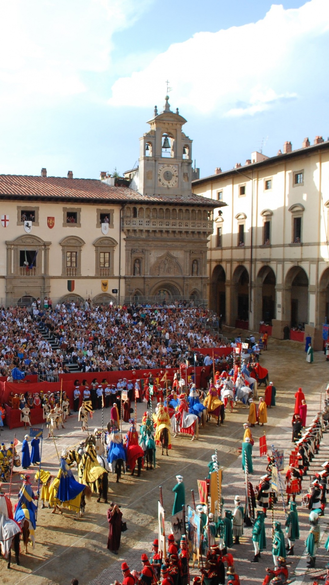 Обои Пьяцца Гранде, Giostra Дель Saracino, городская площадь, толпа, город в разрешении 1080x1920