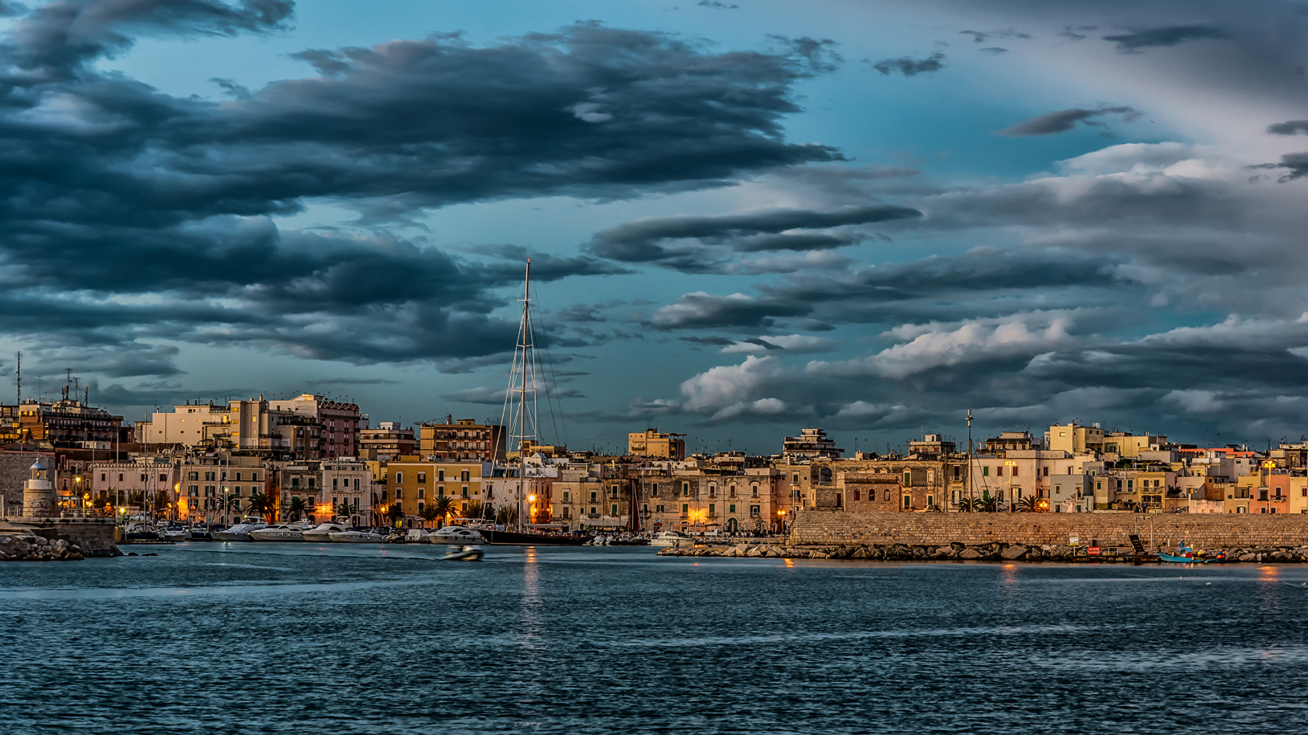 Обои Трани, море, облако, город, Пирс в разрешении 2560x1440