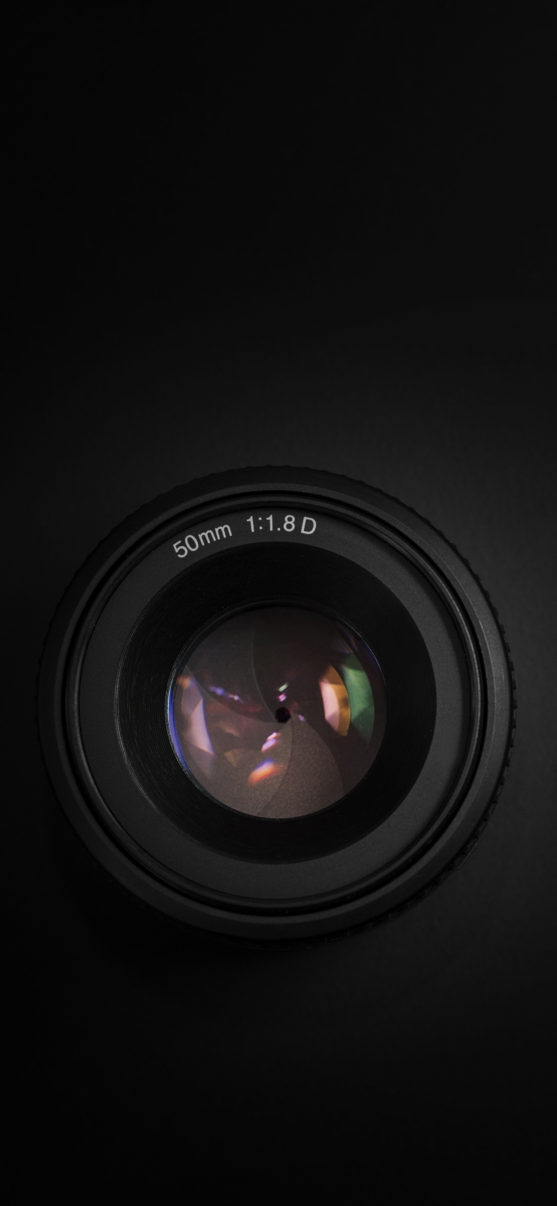 Обои объектив камеры, камера, черный, свет, темнота в разрешении 1125x2436