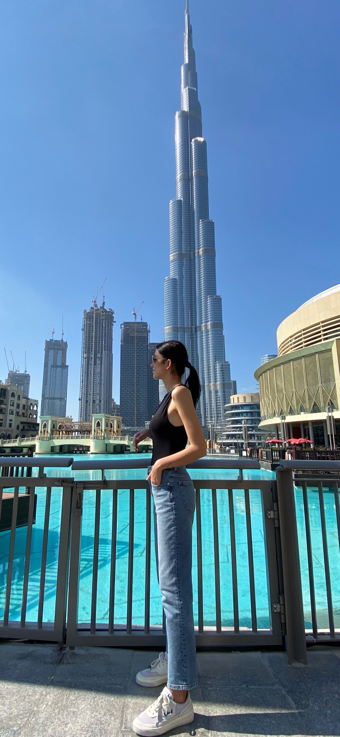 Обои Бурдж-Халифа ночью, одежда, водоем, человек, нога в разрешении 1125x2436