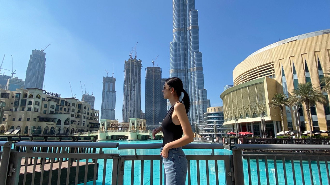 Обои Бурдж-Халифа ночью, одежда, водоем, человек, нога в разрешении 1366x768