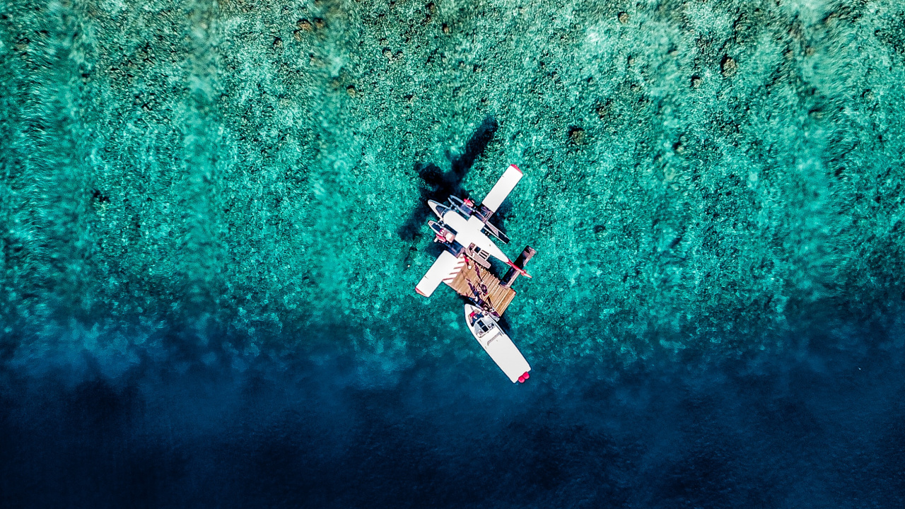 Обои самолет, вода, синий, экстремальный вид спорта, бирюза в разрешении 1280x720