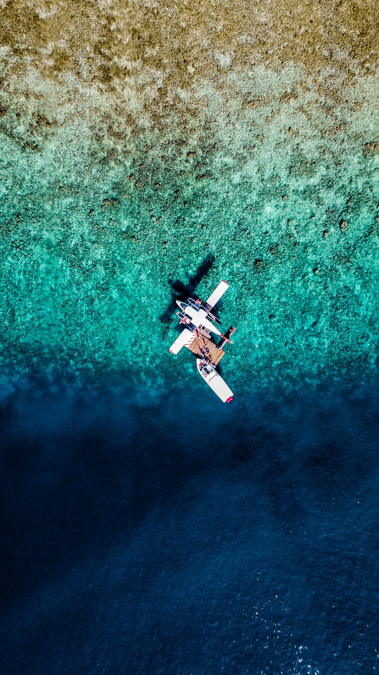 Обои самолет, вода, синий, экстремальный вид спорта, бирюза в разрешении 750x1334