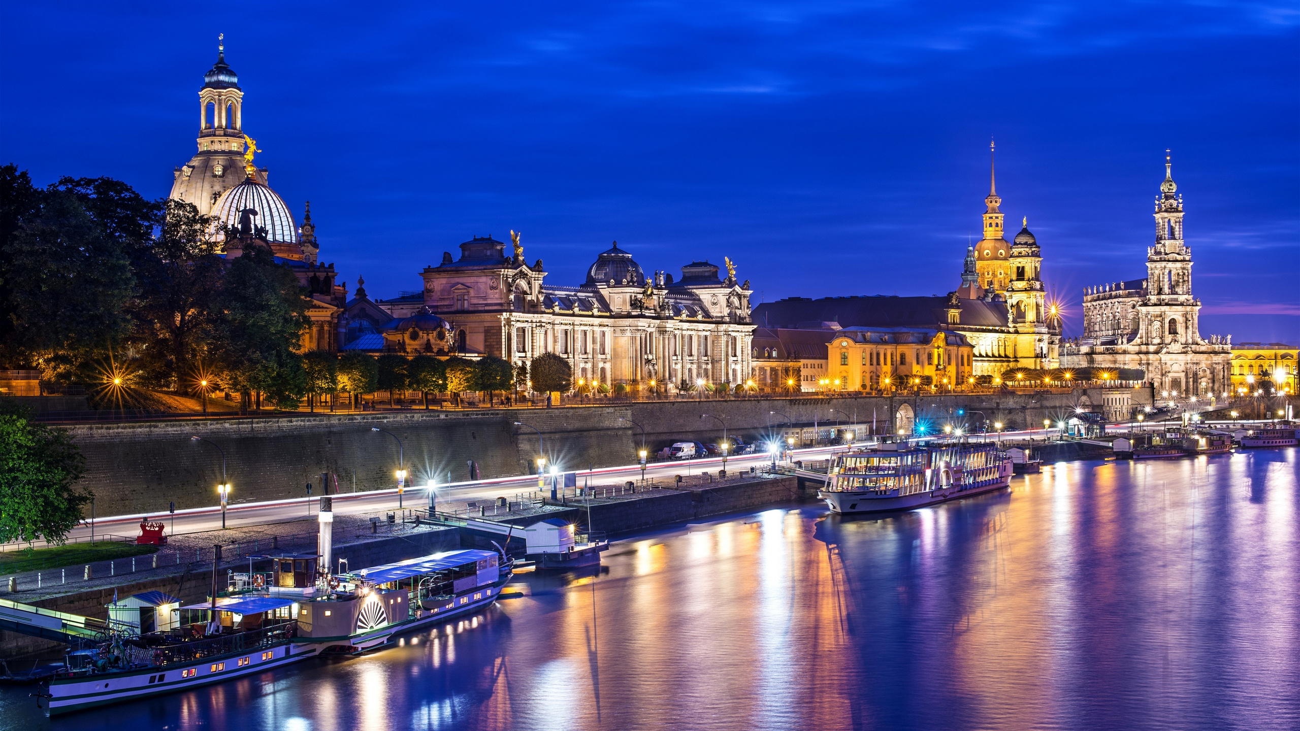 Обои ночь, ориентир, городской пейзаж, город, отражение в разрешении 2560x1440