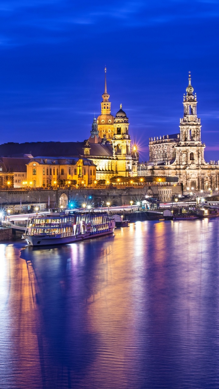 Обои ночь, ориентир, городской пейзаж, город, отражение в разрешении 720x1280