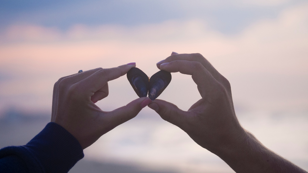 Обои палец, любовь, облако, жест, рука в разрешении 1280x720