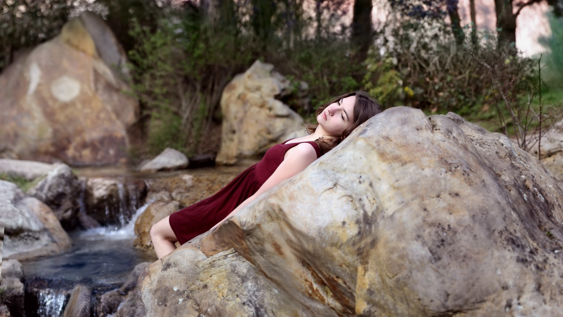 Обои рок, валун, дерево, девушка, водоток в разрешении 1920x1080