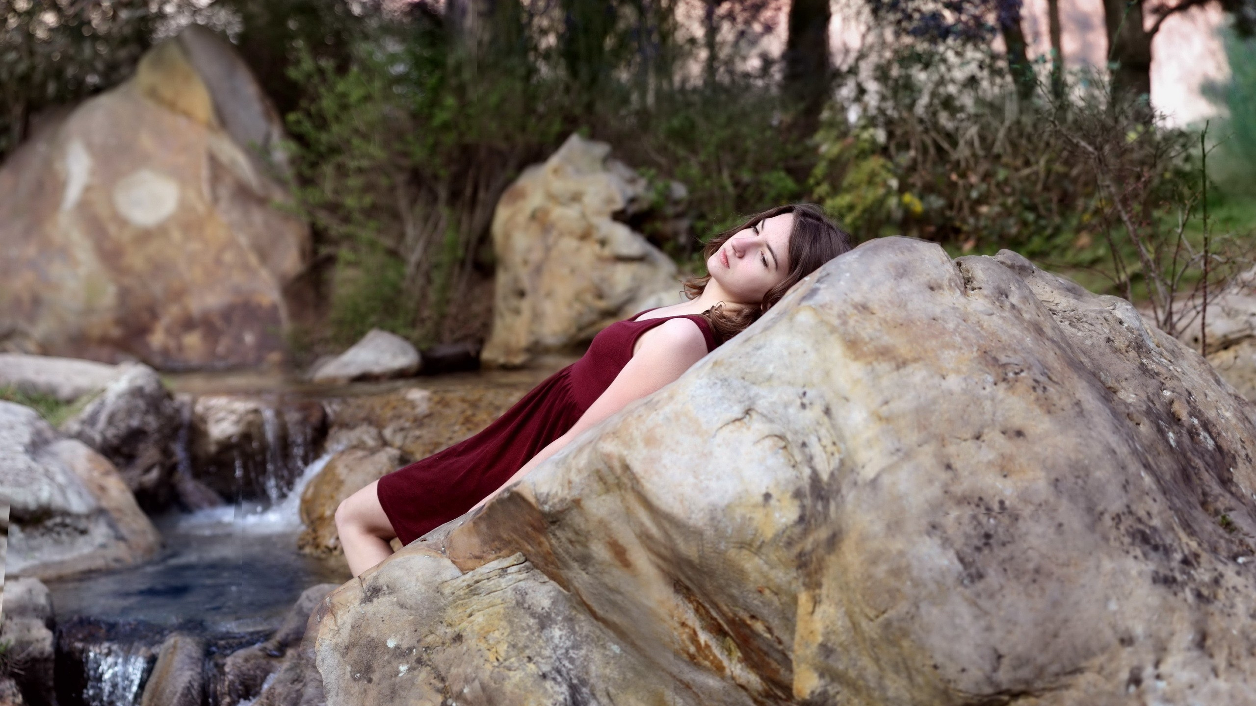 Обои рок, валун, дерево, девушка, водоток в разрешении 2560x1440