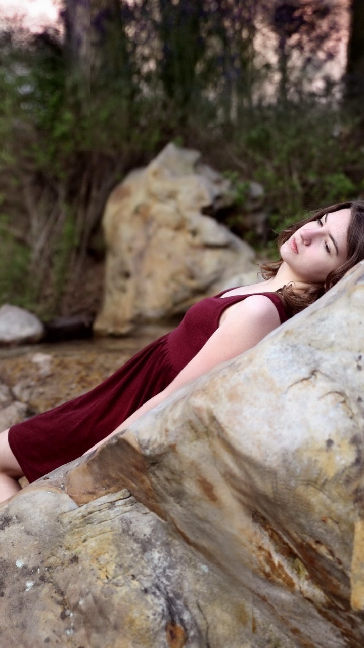 Обои рок, валун, дерево, девушка, водоток в разрешении 720x1280