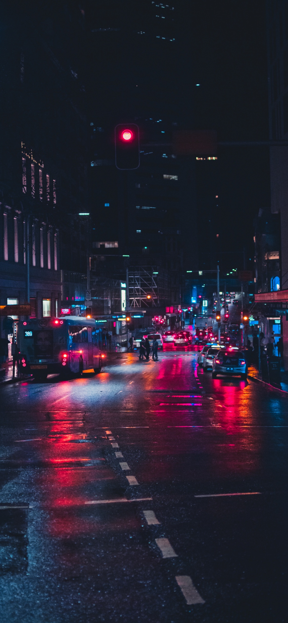 Обои ночь, красный цвет, синий, свет, городской район в разрешении 1125x2436