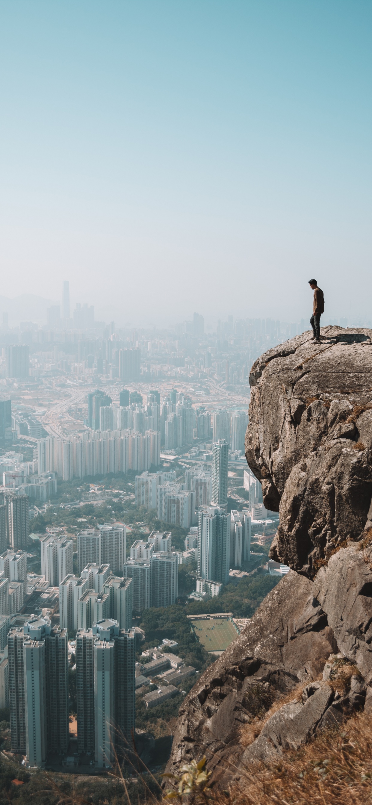 Обои городской пейзаж, городской район, город, дневное время, населенный пункт в разрешении 1242x2688