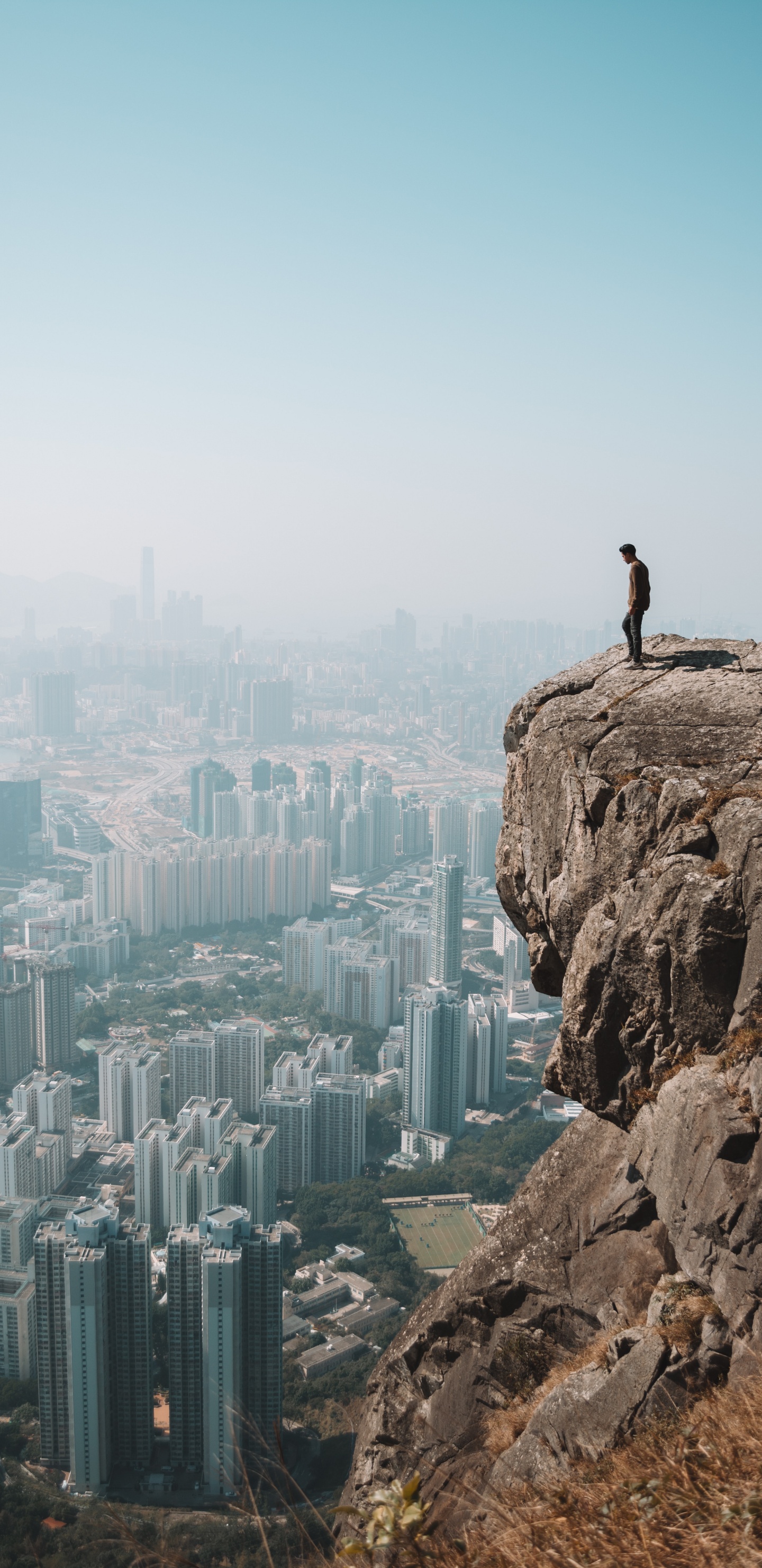 Обои городской пейзаж, городской район, город, дневное время, населенный пункт в разрешении 1440x2960