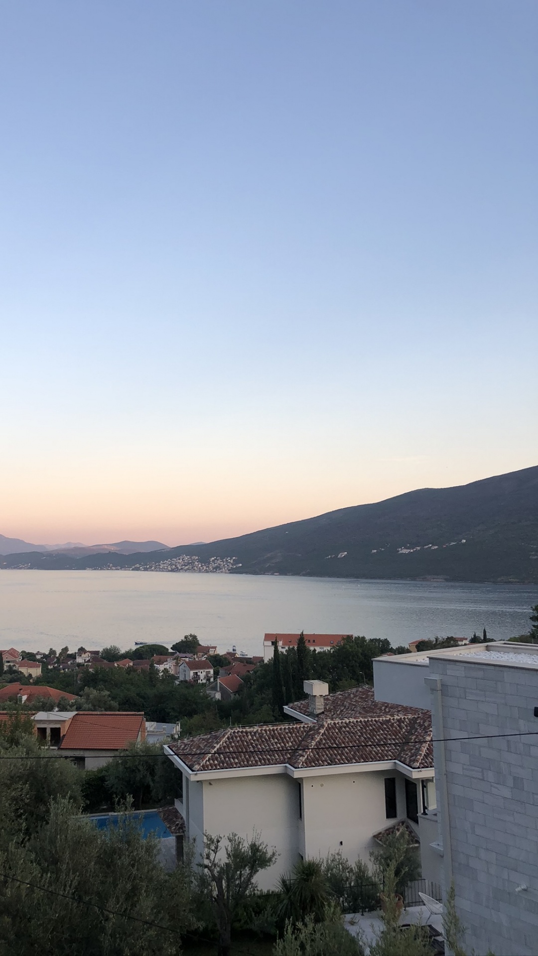 Обои недвижимость, вода, нагорье, горизонт, Банк в разрешении 1080x1920