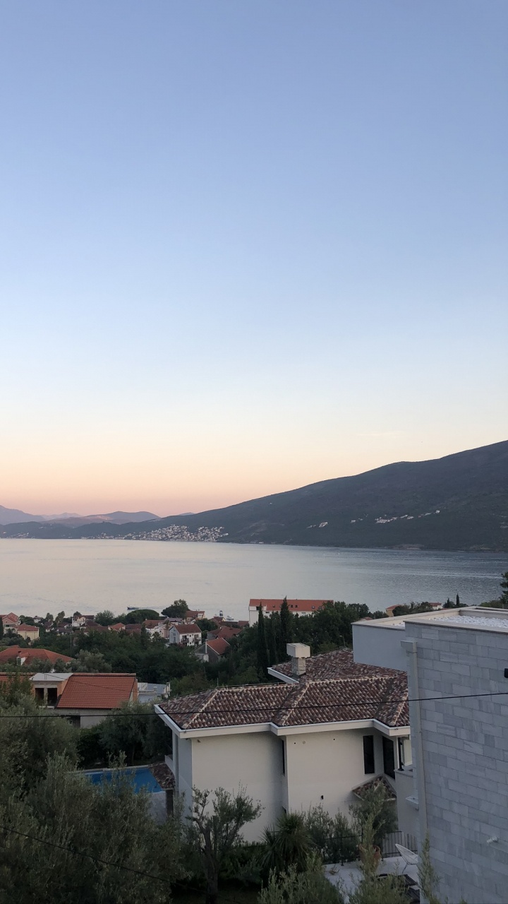 Обои недвижимость, вода, нагорье, горизонт, Банк в разрешении 720x1280