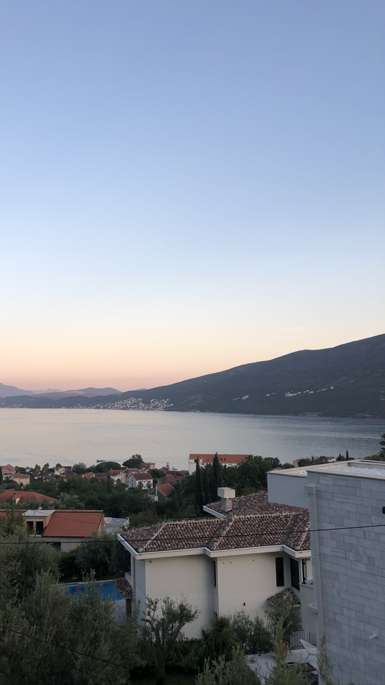 Обои недвижимость, вода, нагорье, горизонт, Банк в разрешении 750x1334