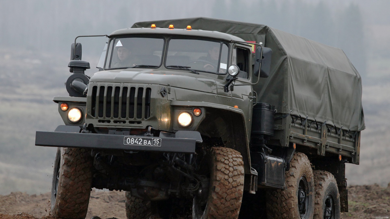 Обои Урал, грузовик, моторный транспорт, транспорт, вид транспорта в разрешении 1366x768