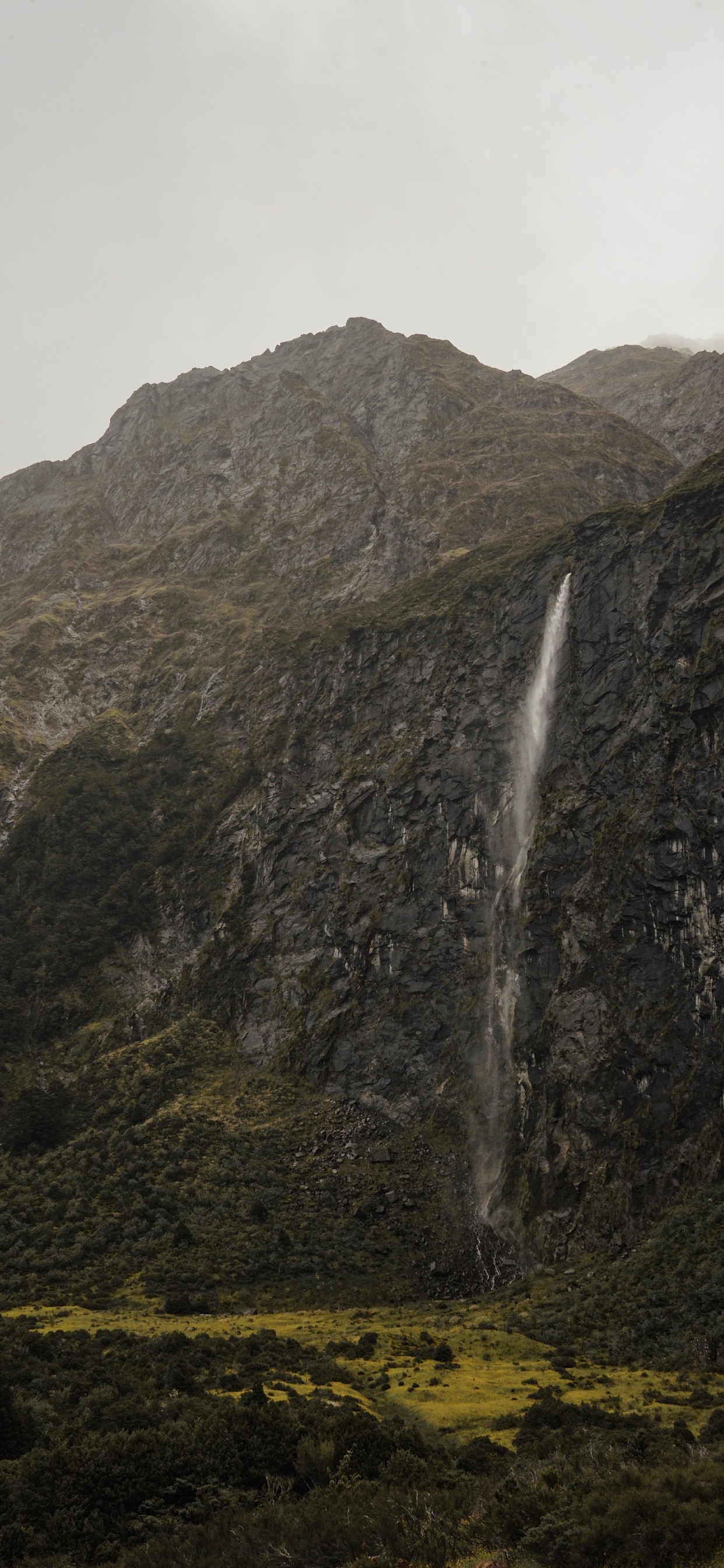 Обои водопад, обрыв, нагорье, горный рельеф, вода в разрешении 1242x2688