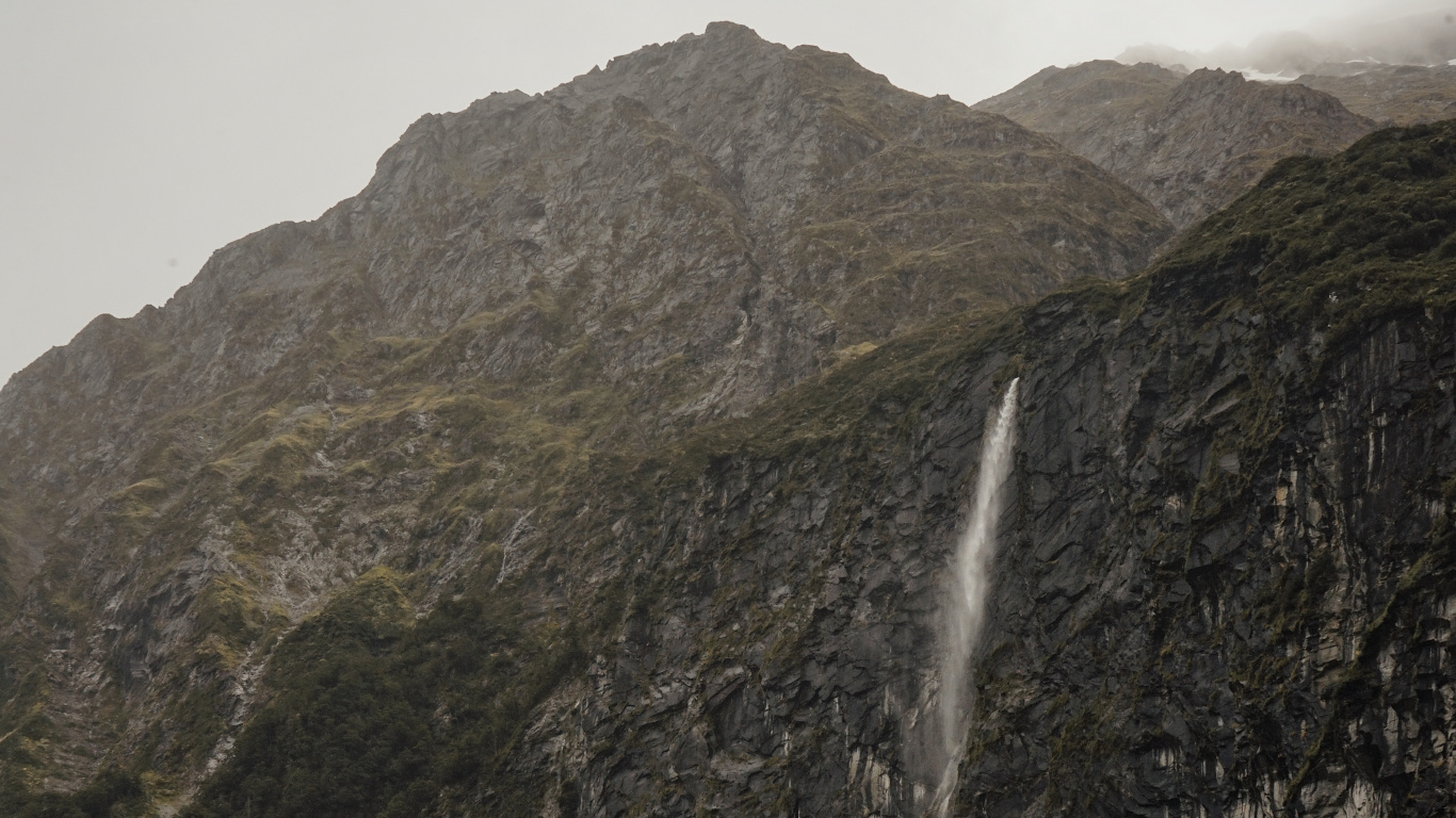 Обои водопад, обрыв, нагорье, горный рельеф, вода в разрешении 1366x768