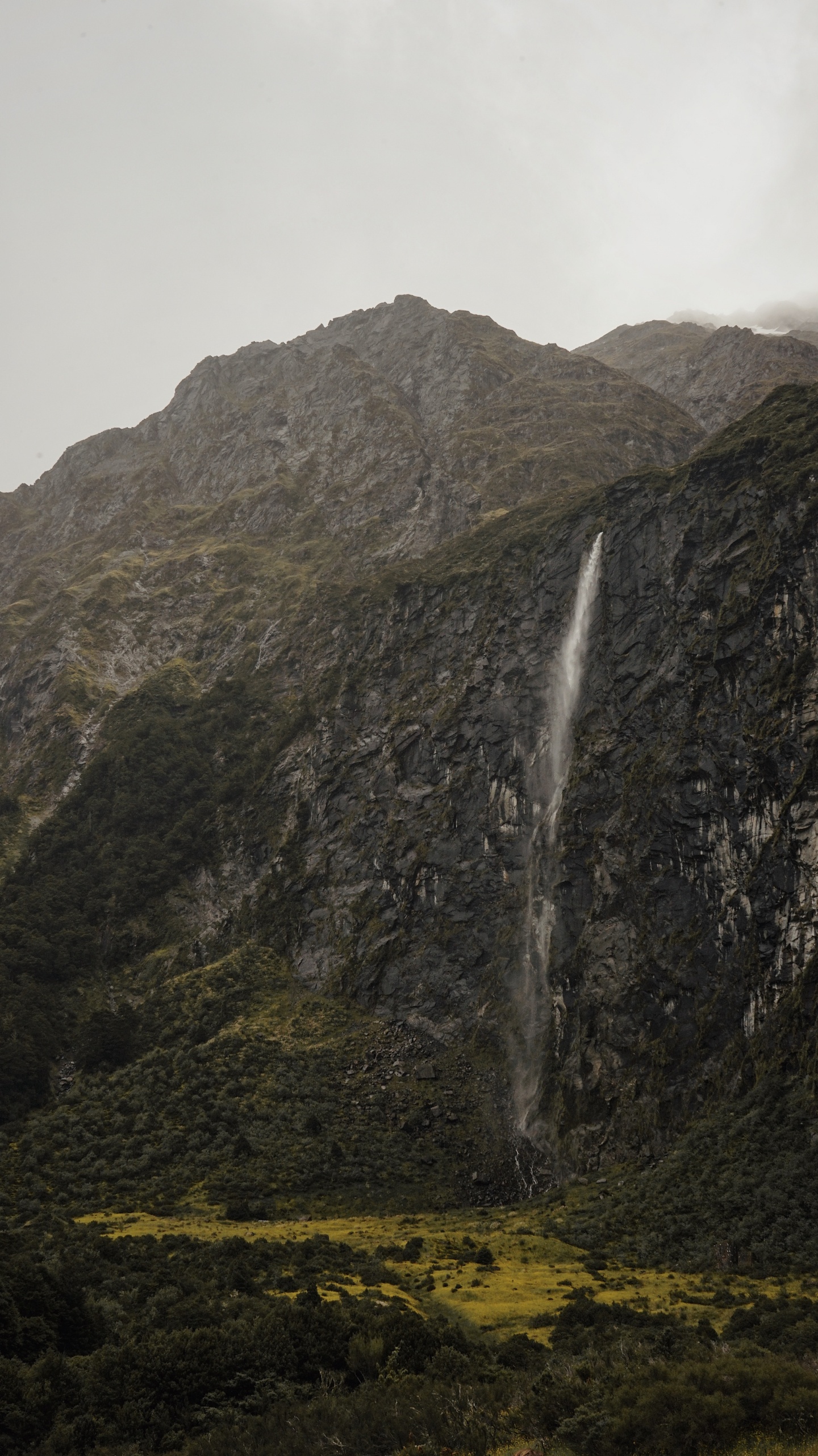 Обои водопад, обрыв, нагорье, горный рельеф, вода в разрешении 1440x2560