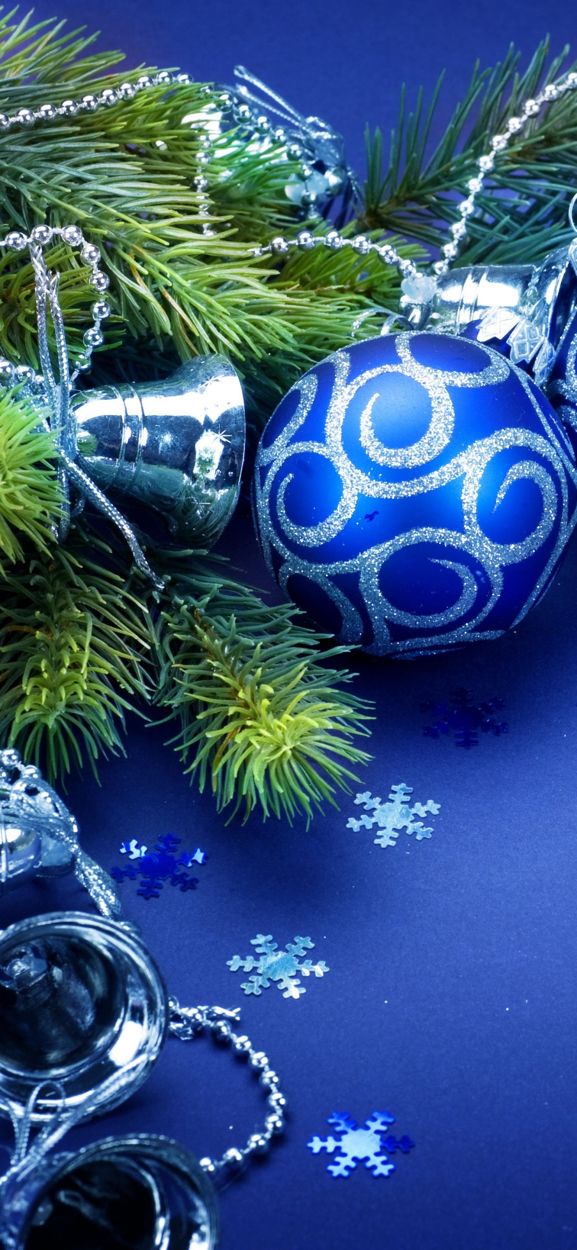 Обои Рождественский день, рождественский орнамент, синий, Рождественские украшения, дерево в разрешении 1125x2436