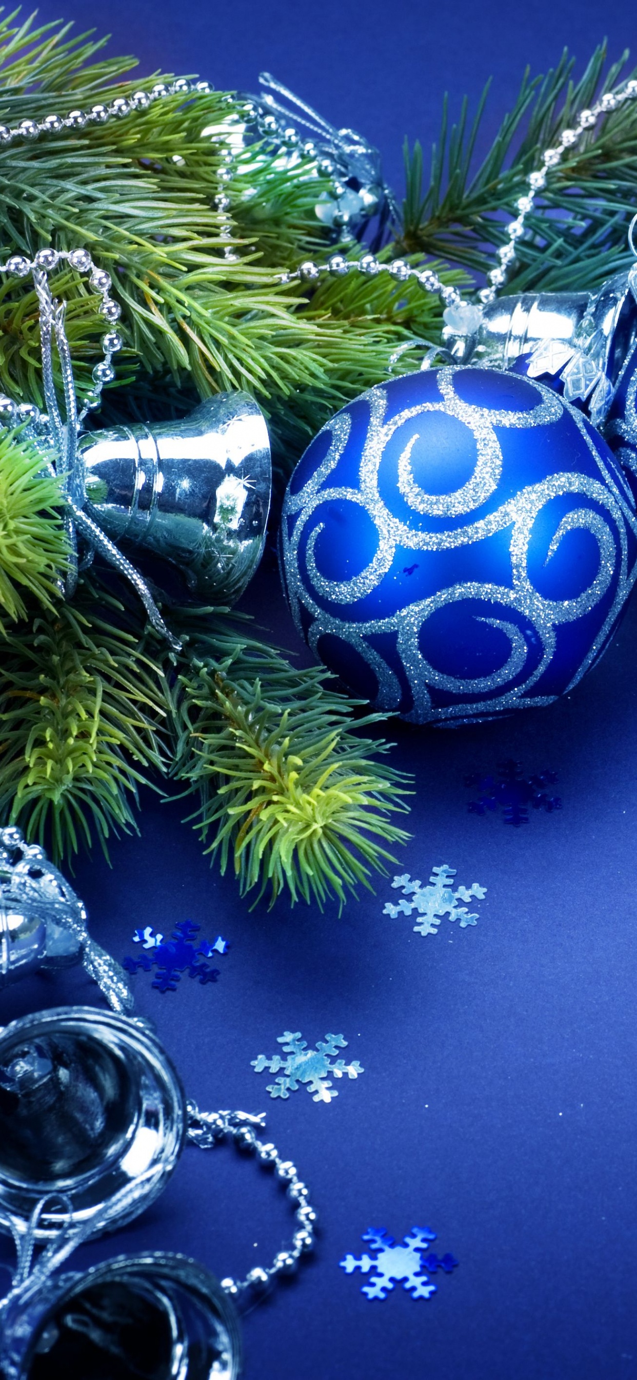 Обои Рождественский день, рождественский орнамент, синий, Рождественские украшения, дерево в разрешении 1242x2688