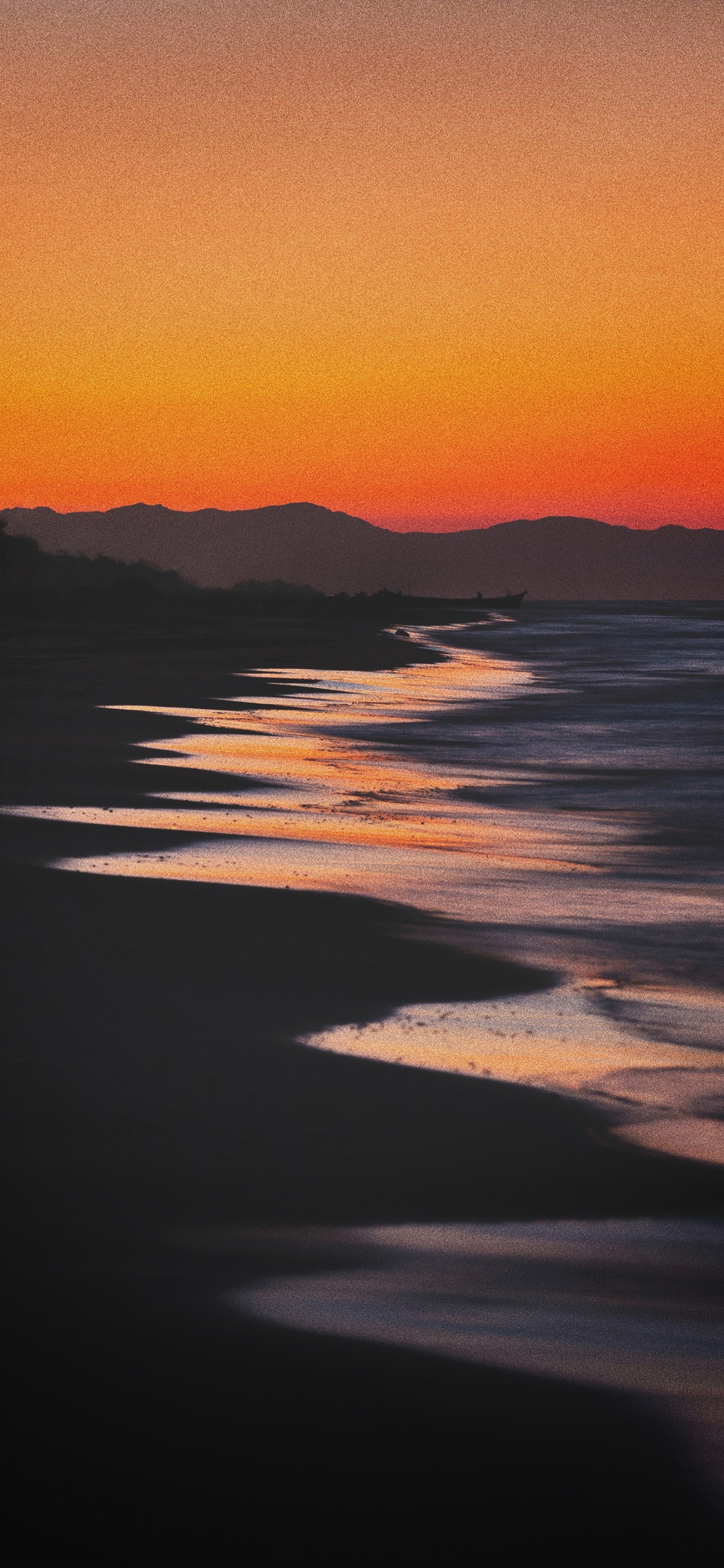 Обои черно-белый закат, закат, вода, атмосфера, послесвечение в разрешении 1242x2688