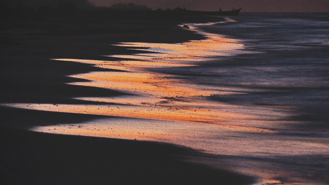 Обои черно-белый закат, закат, вода, атмосфера, послесвечение в разрешении 1280x720