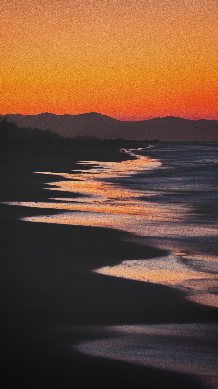 Обои черно-белый закат, закат, вода, атмосфера, послесвечение в разрешении 720x1280