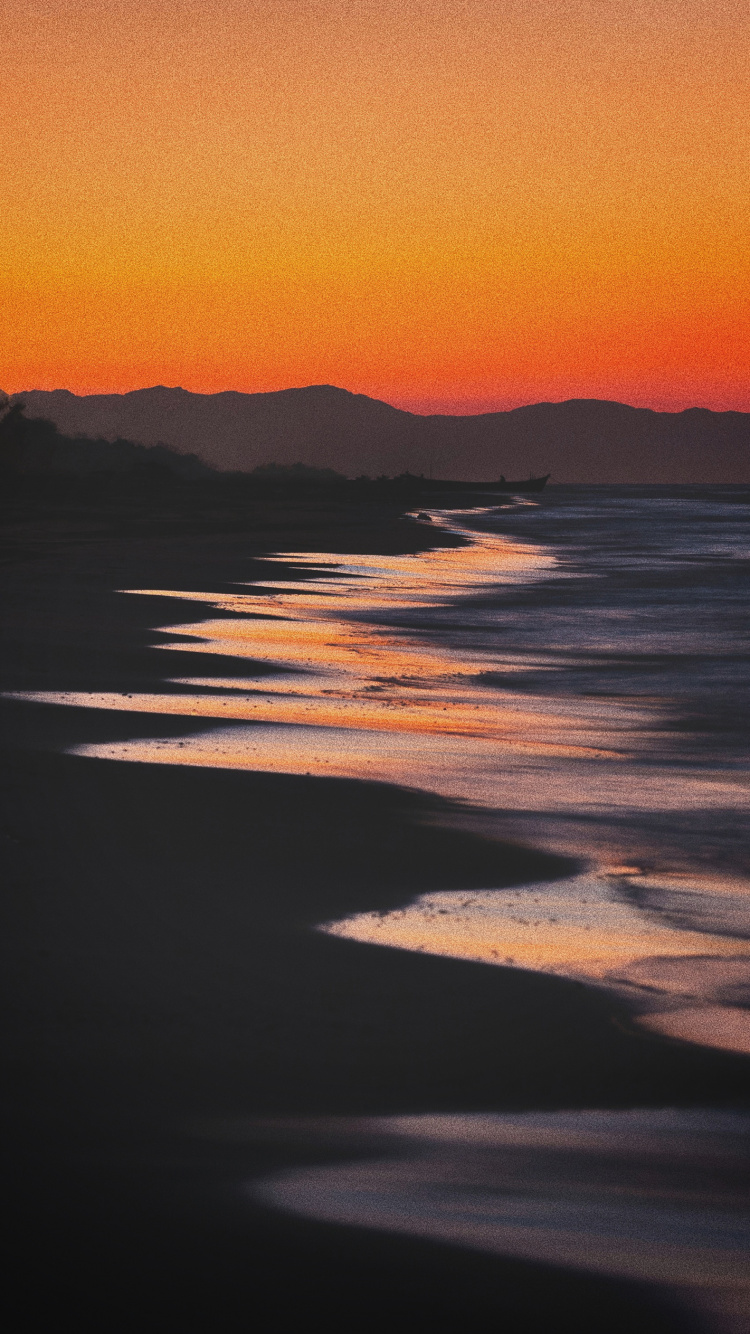 Обои черно-белый закат, закат, вода, атмосфера, послесвечение в разрешении 750x1334