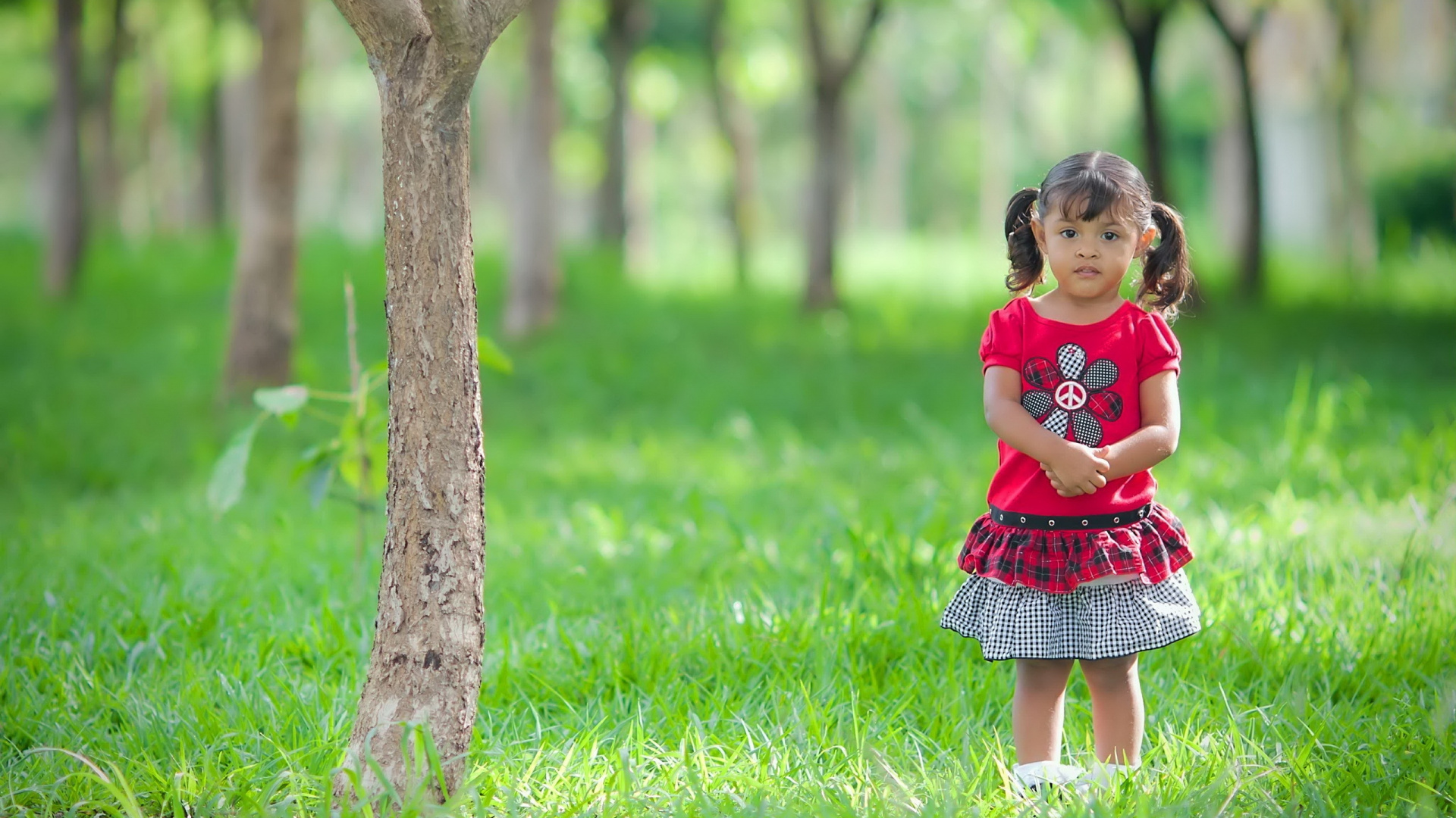 Обои привлекательность, зеленый, ребенок, природа, дерево в разрешении 1920x1080