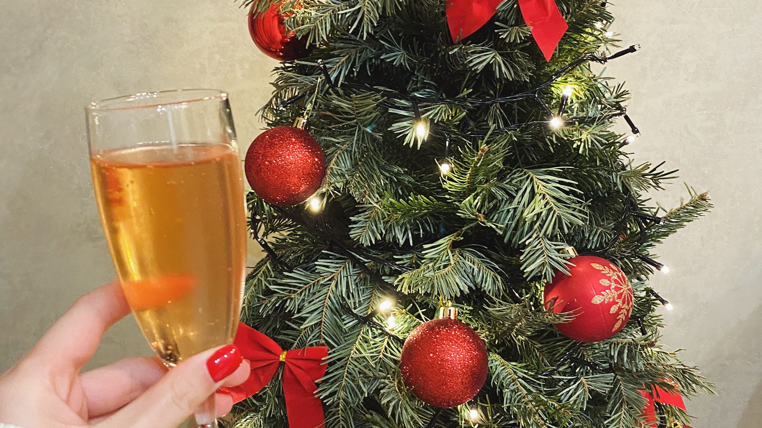 Обои елка, Рождественский день, пихта, событие, Рождественские украшения в разрешении 2560x1440