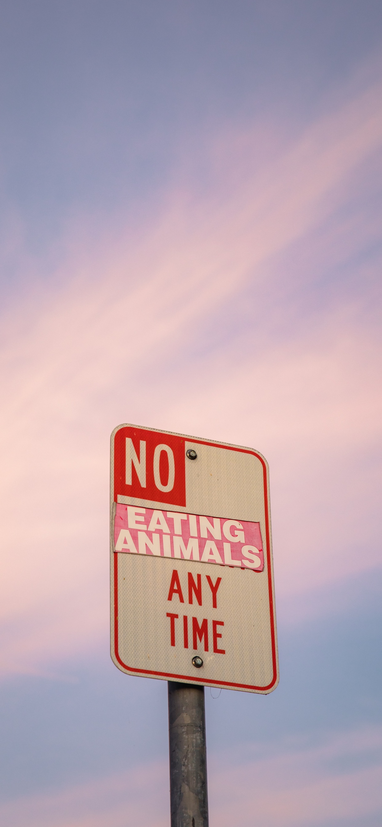 Обои красный цвет, вывеска, знак, дорожный знак, облако в разрешении 1242x2688