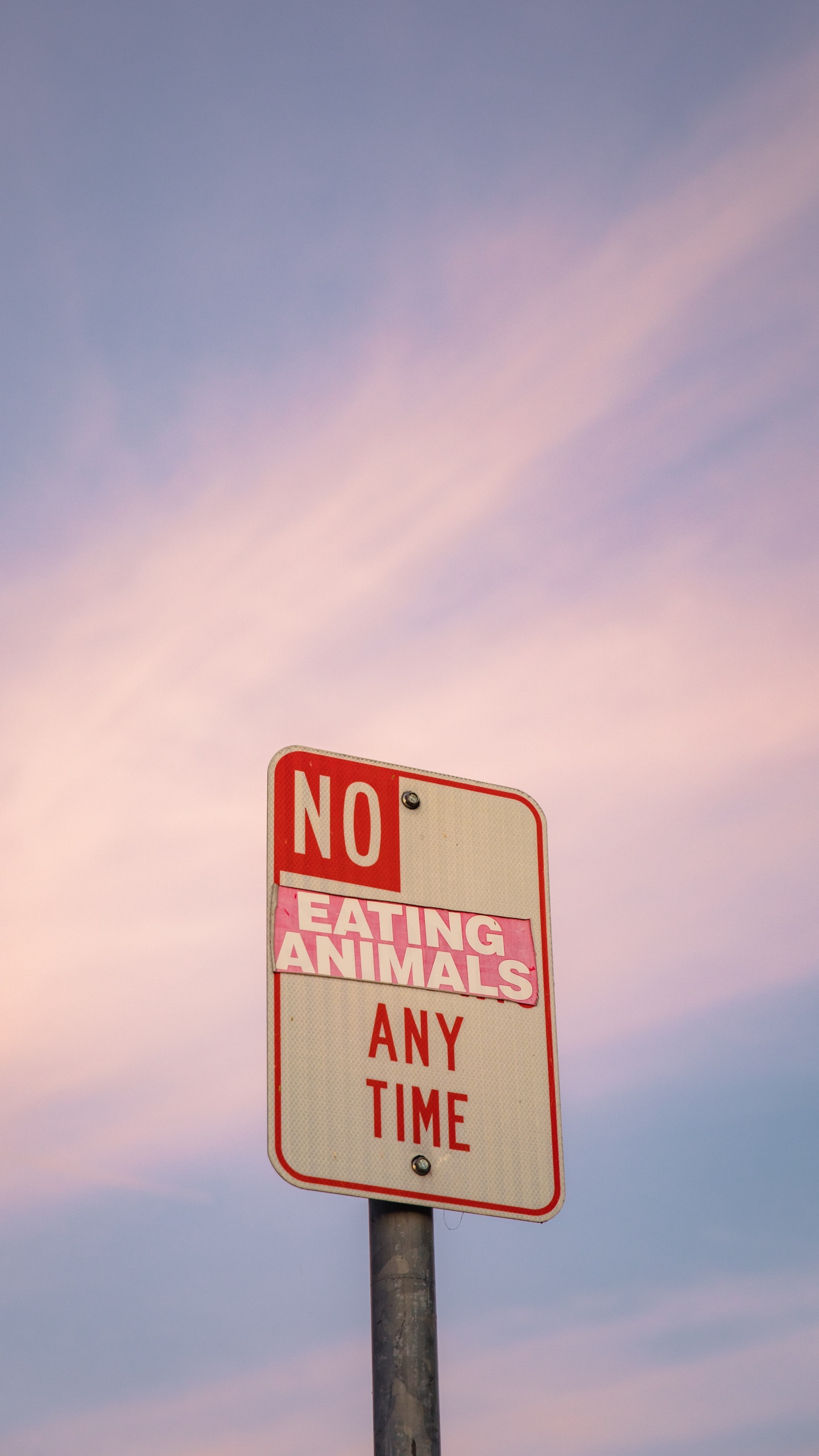 Обои красный цвет, вывеска, знак, дорожный знак, облако в разрешении 1440x2560