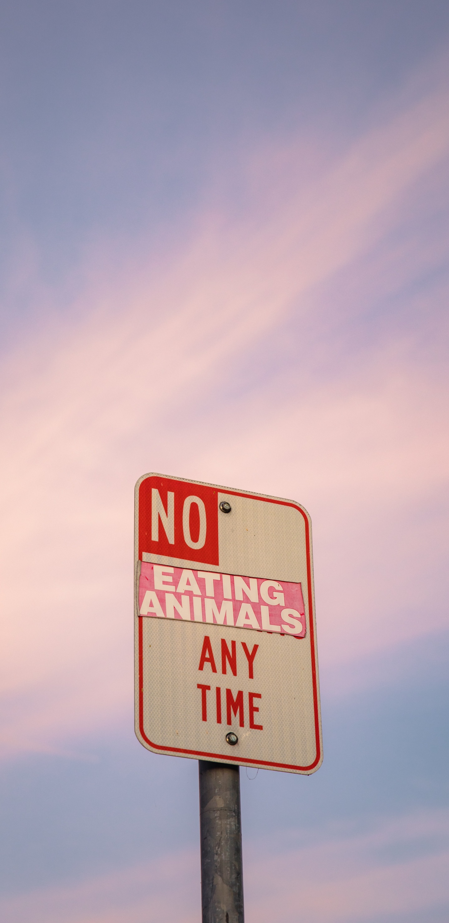 Обои красный цвет, вывеска, знак, дорожный знак, облако в разрешении 1440x2960