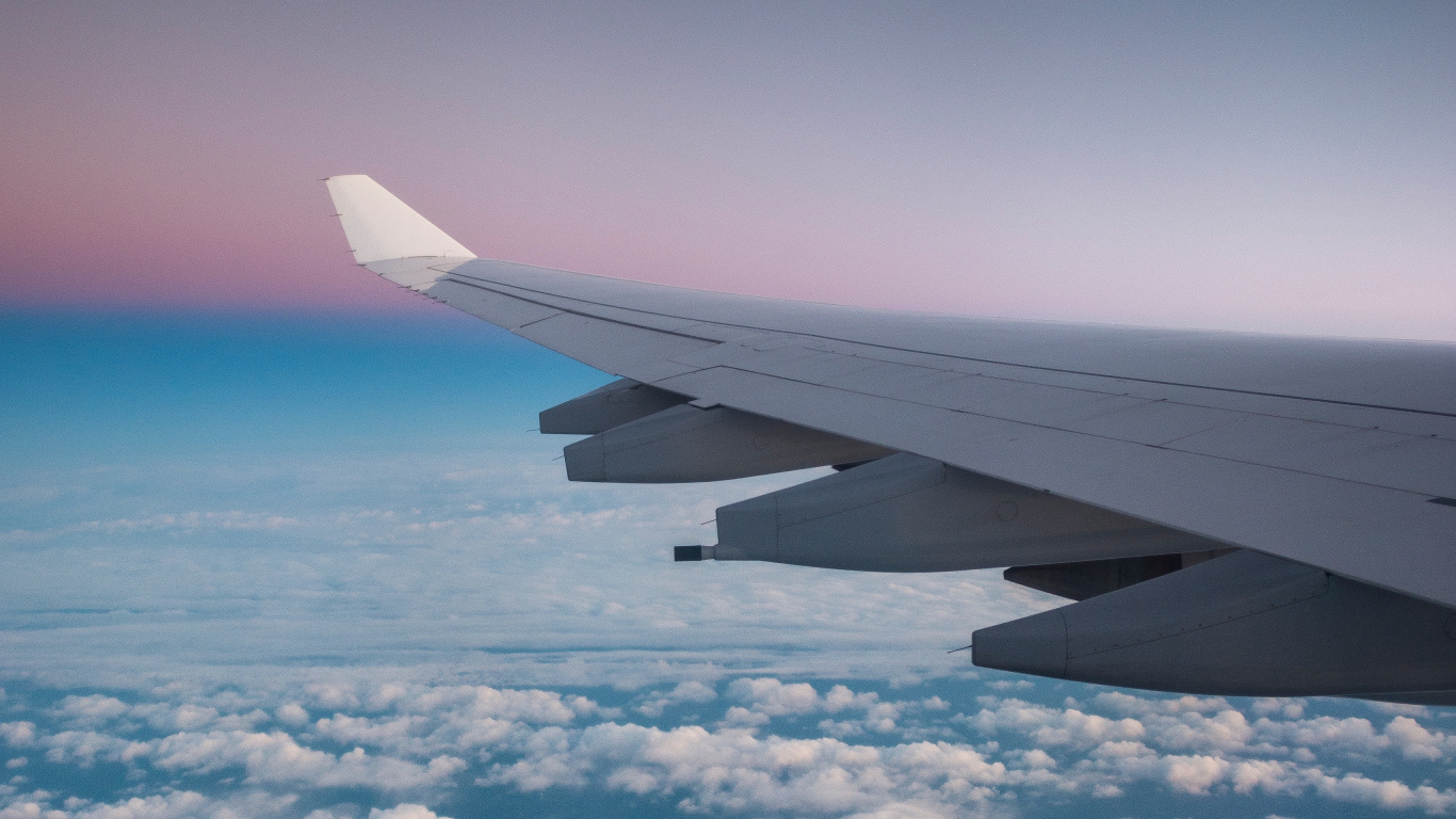 Обои самолет, полет, воздушное путешествие, атмосфера, облако в разрешении 1366x768