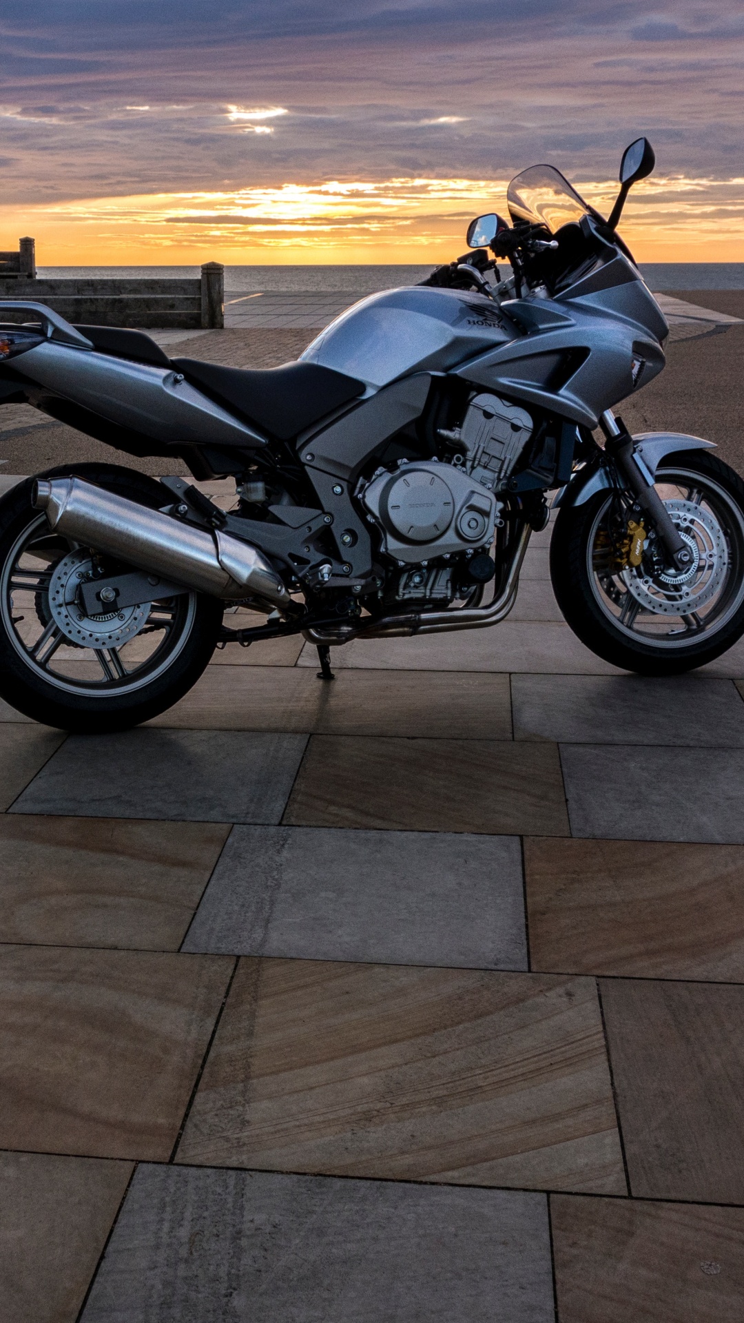 Обои мотоцикл, авто, Хонда, обод, автомобильные шины в разрешении 1080x1920