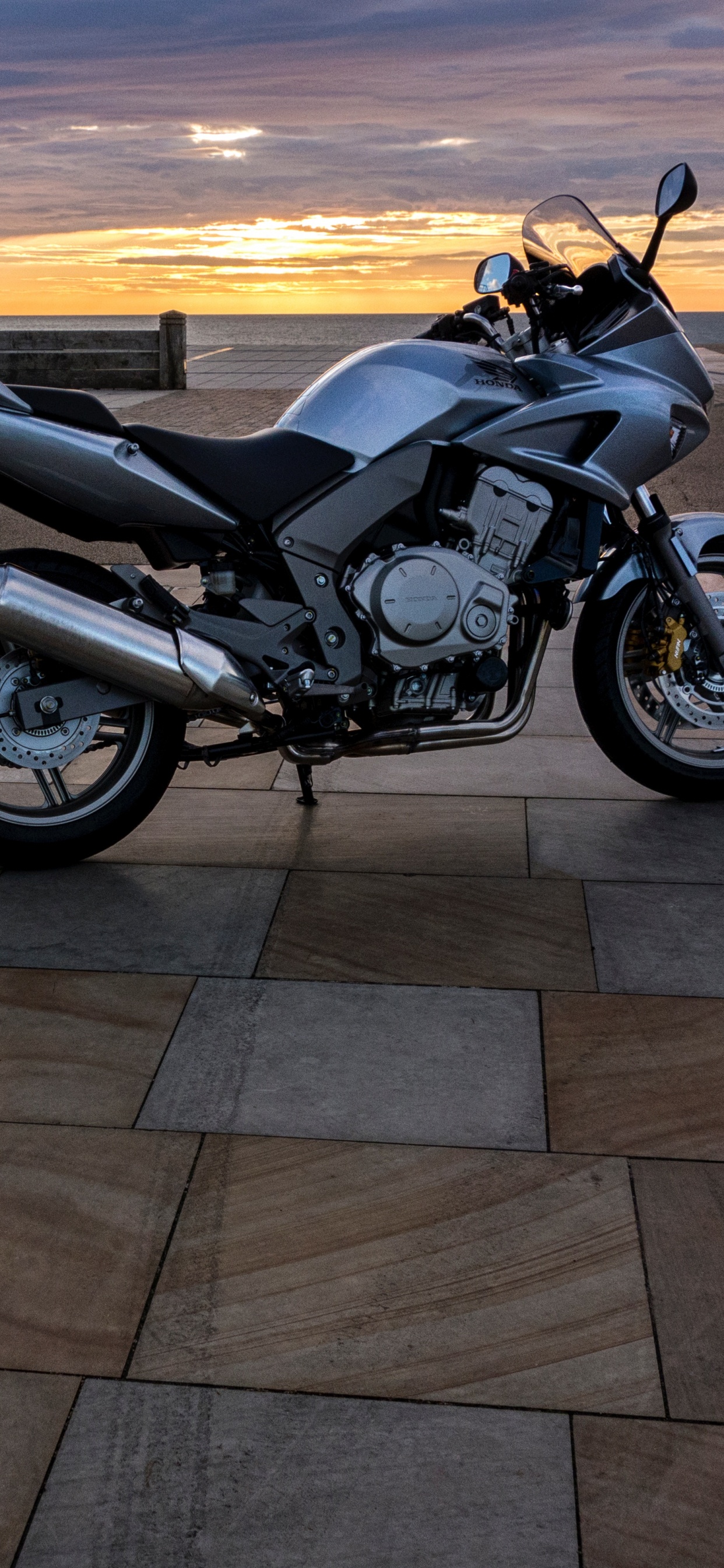 Обои мотоцикл, авто, Хонда, обод, автомобильные шины в разрешении 1242x2688