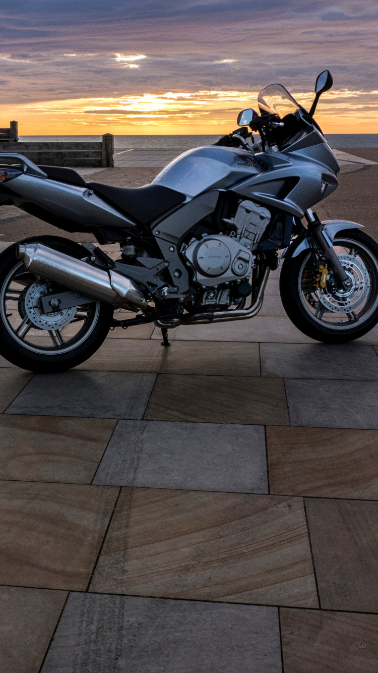 Обои мотоцикл, авто, Хонда, обод, автомобильные шины в разрешении 750x1334