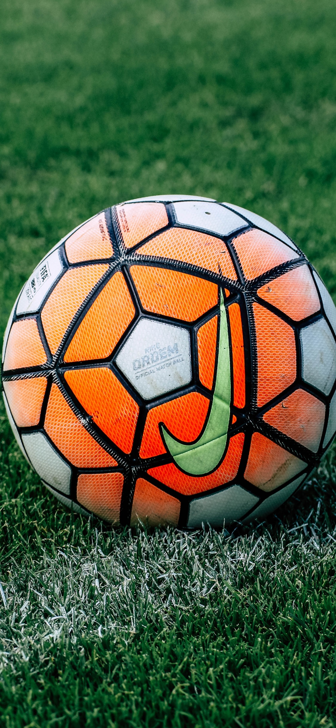 Обои футбол, палоун, цель, спортивный инвентарь, футбольный в разрешении 1125x2436