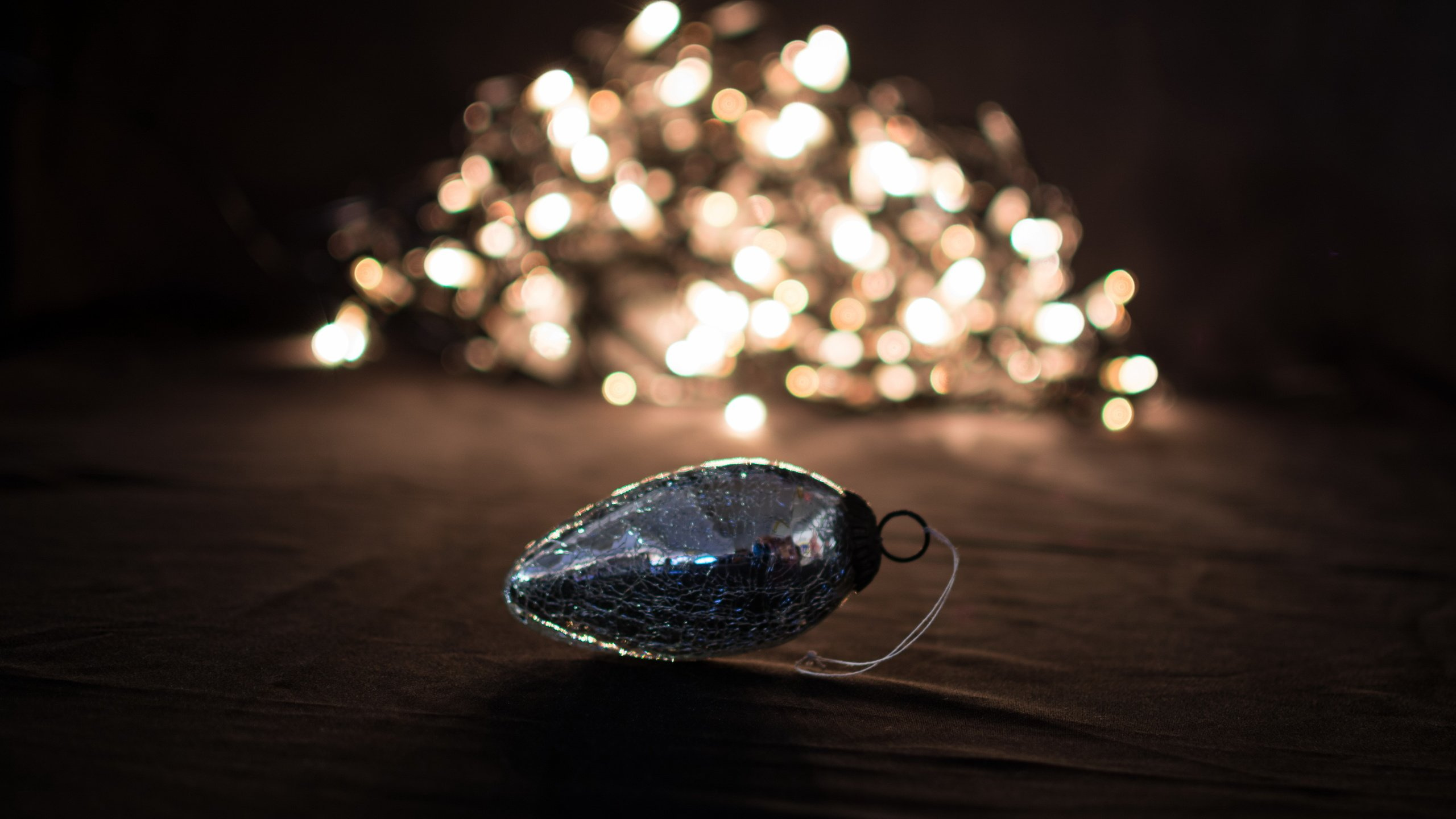 Обои свет, гирлянда, освещение, темнота, ночь в разрешении 2560x1440