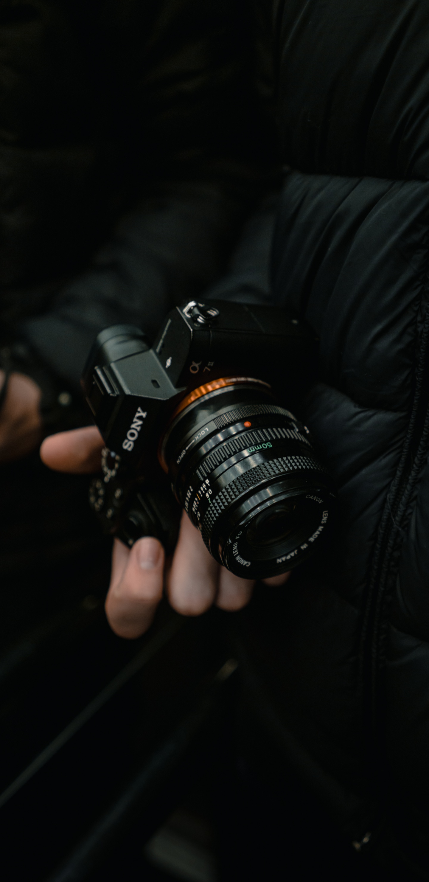 Обои объектив, одиночный объектив рефлекс камеры, оптика камеры, камера, рука в разрешении 1440x2960