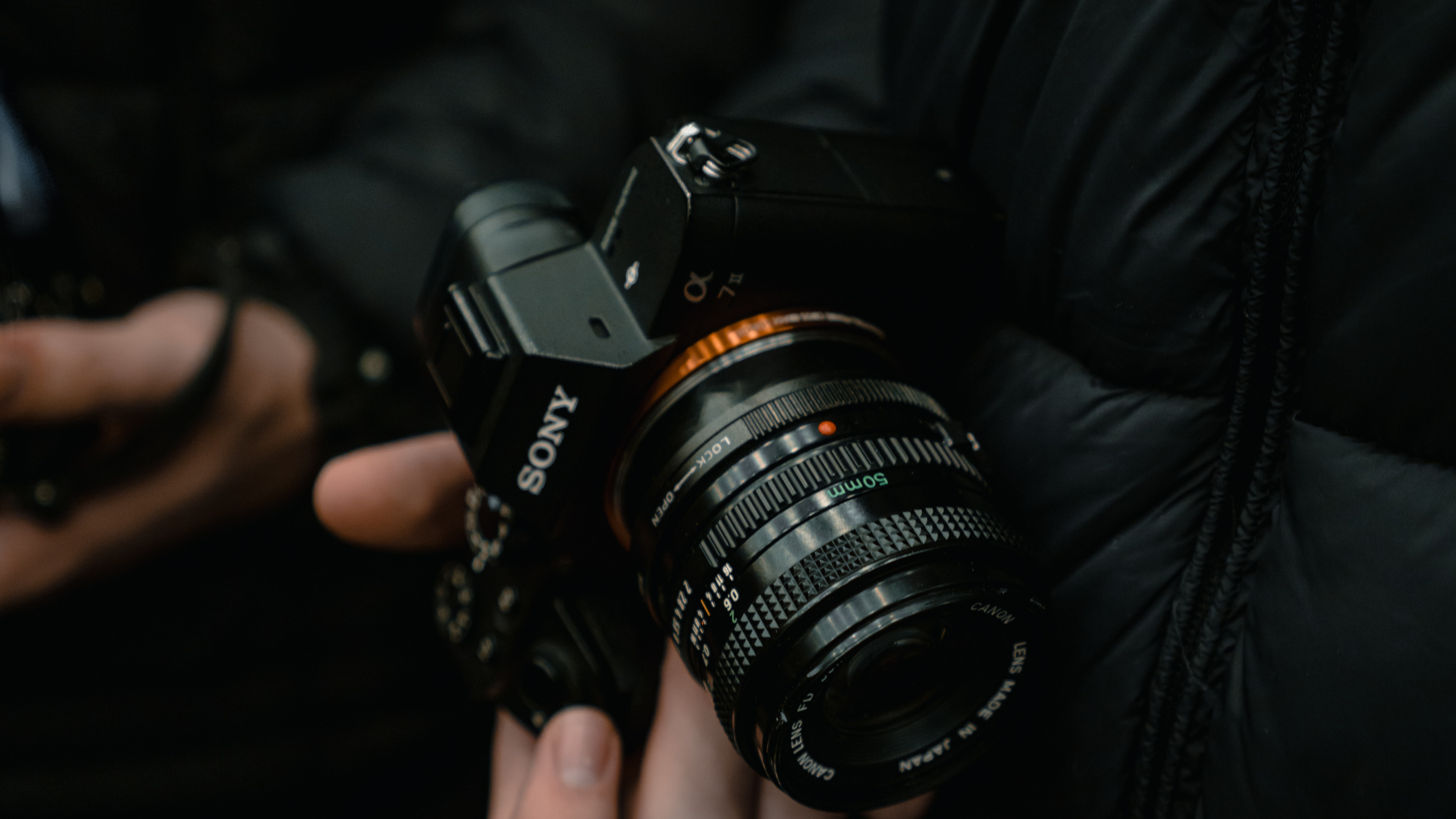 Обои объектив, одиночный объектив рефлекс камеры, оптика камеры, камера, рука в разрешении 3840x2160