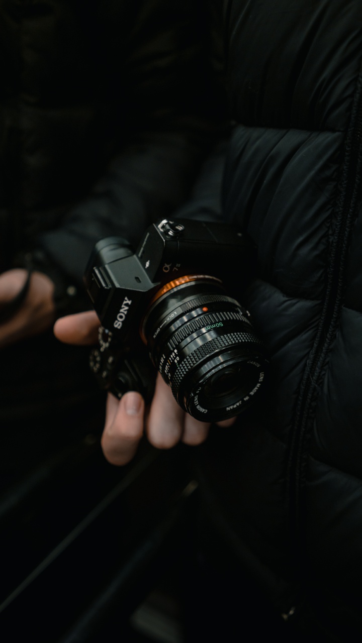 Обои объектив, одиночный объектив рефлекс камеры, оптика камеры, камера, рука в разрешении 720x1280