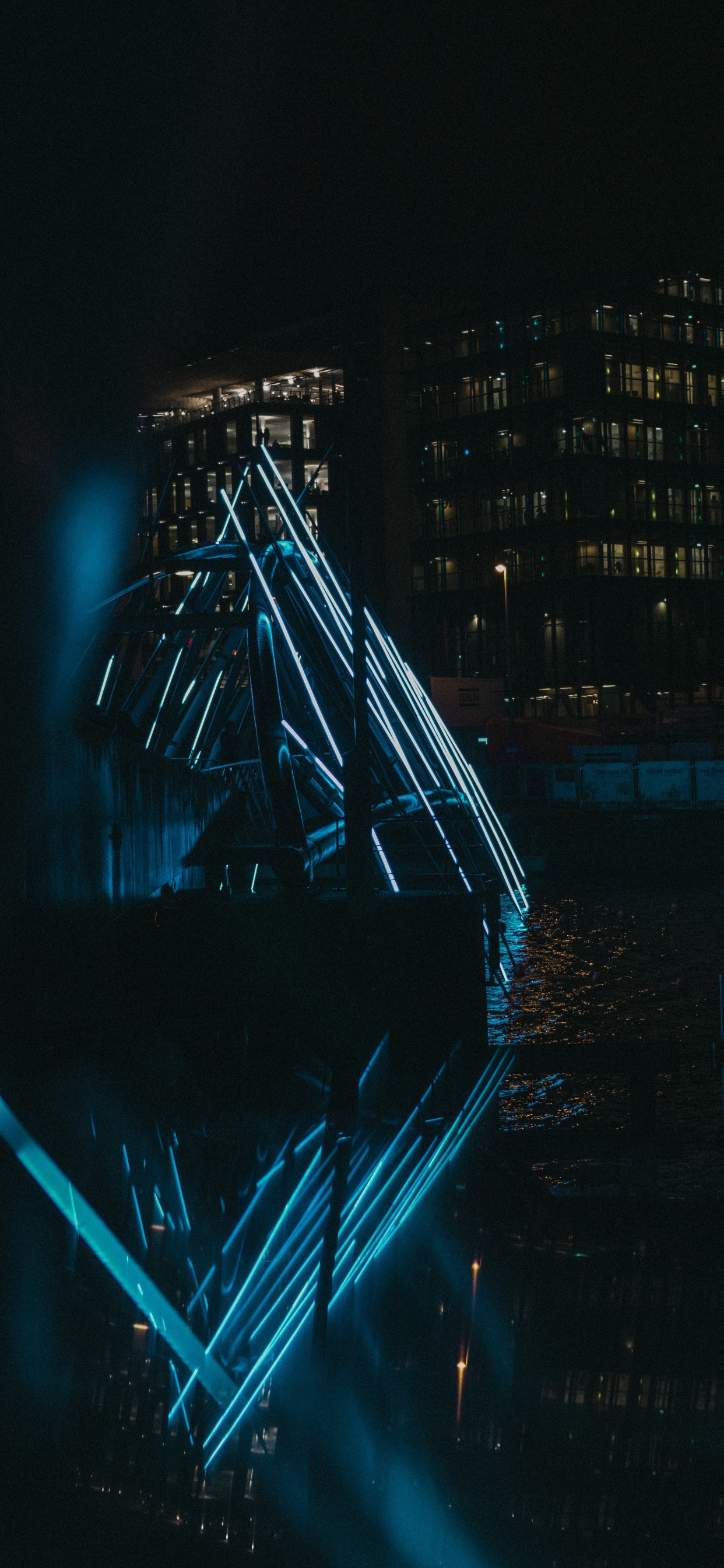 Обои синий, вода, свет, темнота, ночь в разрешении 1242x2688