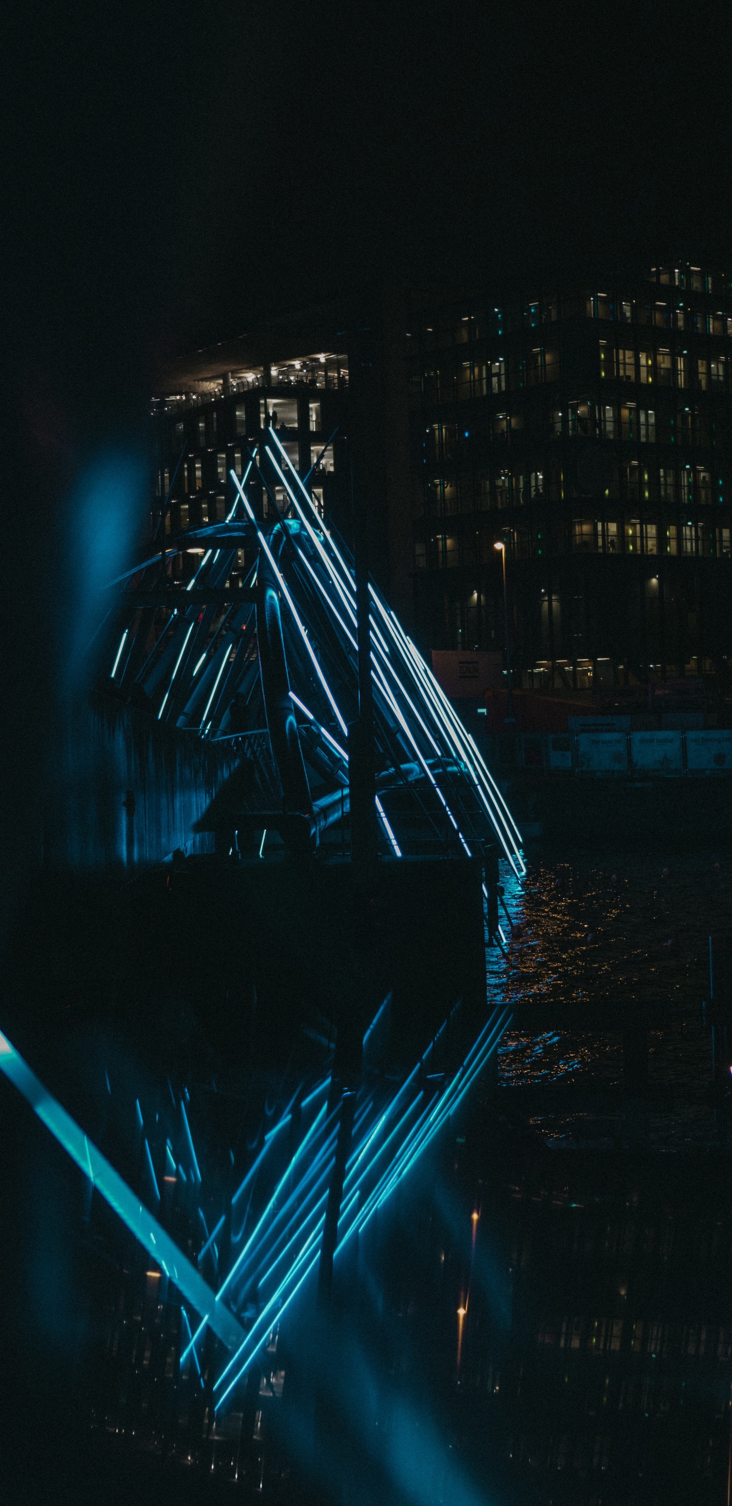 Обои синий, вода, свет, темнота, ночь в разрешении 1440x2960