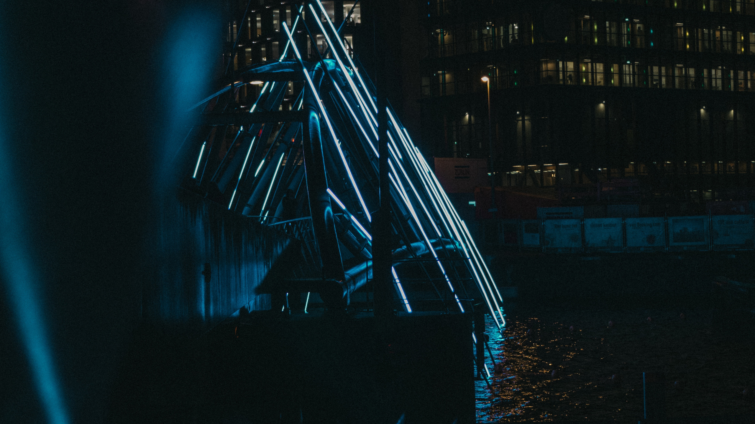 Обои синий, вода, свет, темнота, ночь в разрешении 2560x1440