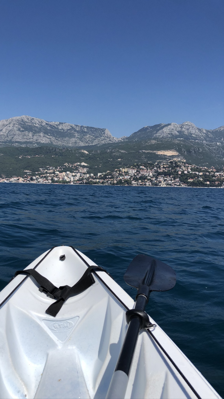 Обои вода, лодка, фьорд, катание на лодках, горный хребет в разрешении 750x1334