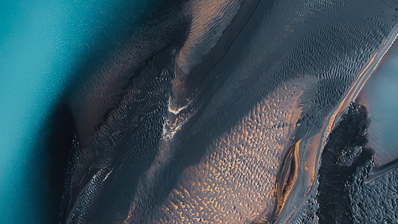 Обои вода, башмак, жест, автомобильное освещение, джинсовая ткань в разрешении 1366x768