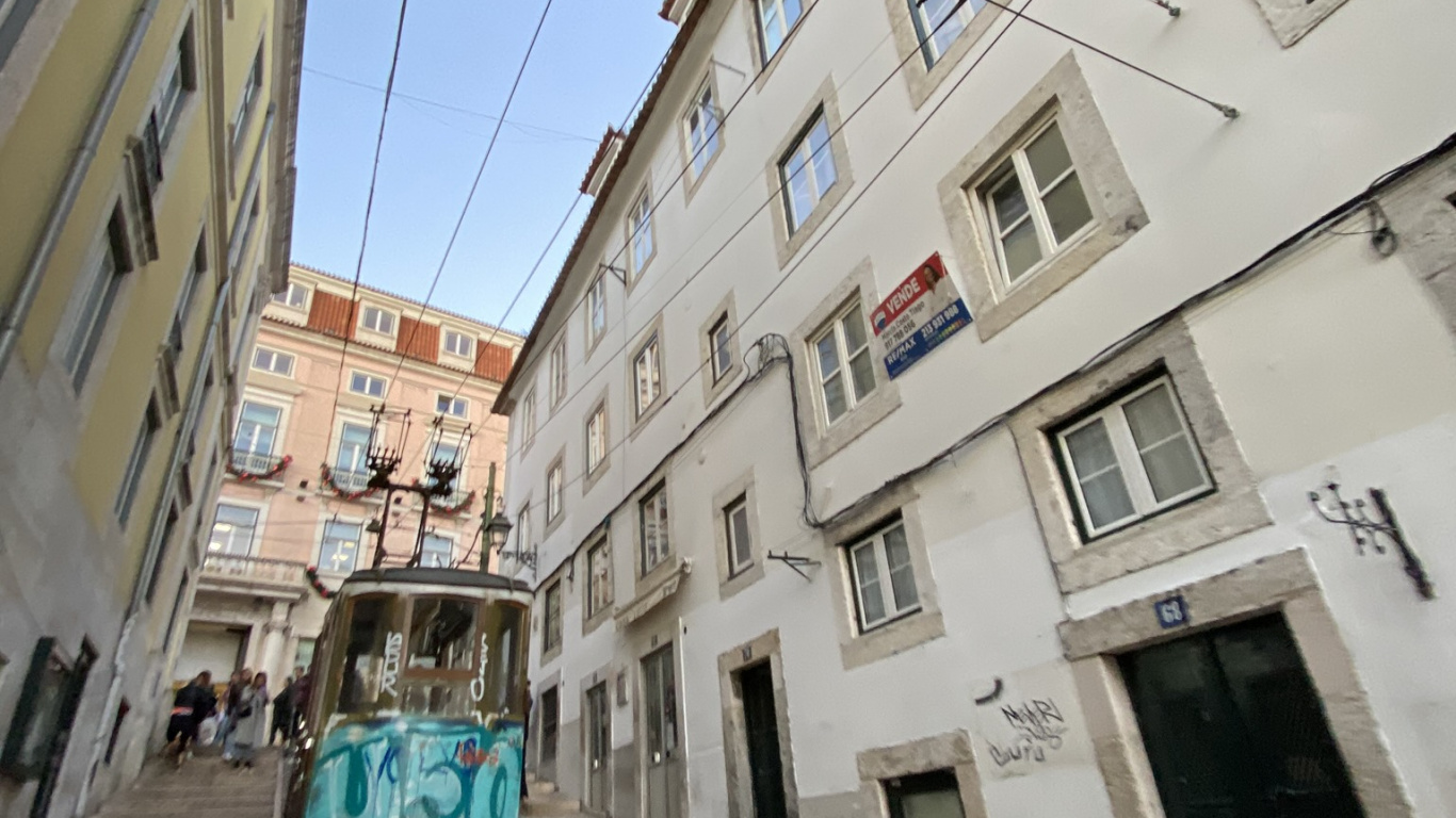 Обои трек, квартира, окно, архитектура, соседство в разрешении 1366x768